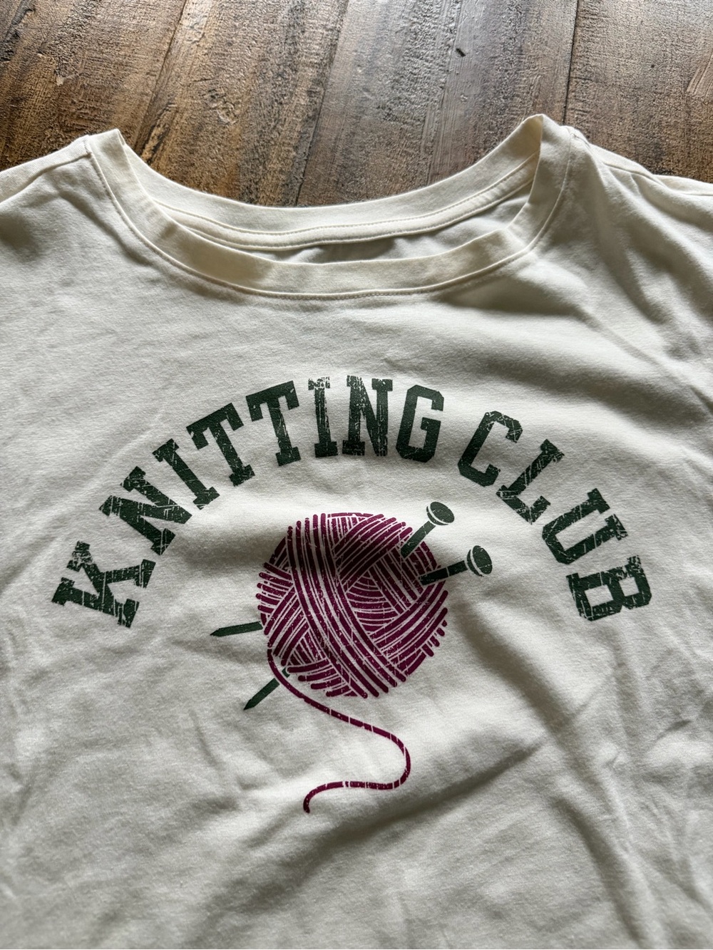 D&Co Active white / cream tshirt “knitting club” emblem fun and stylish 2XL